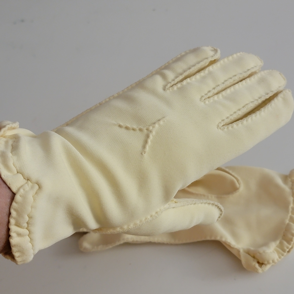 Source Unknown Cream Vintage Style Women's Gloves